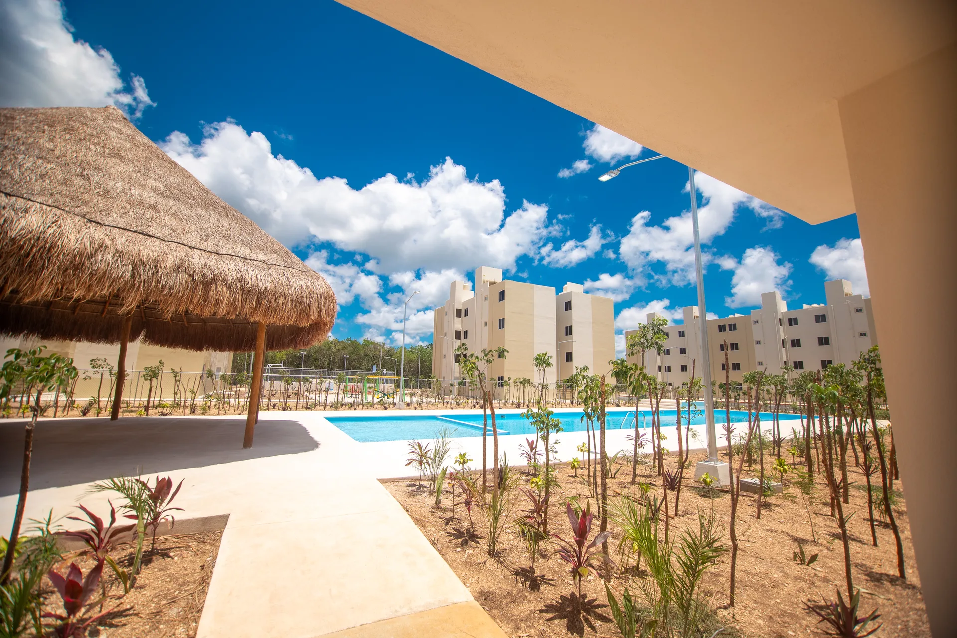 Alberca y departamentos de Aura Nova Cancún