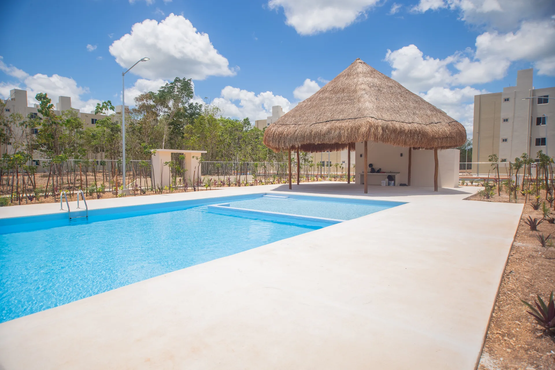 Alberca con palapa en Aura Nova Cancún